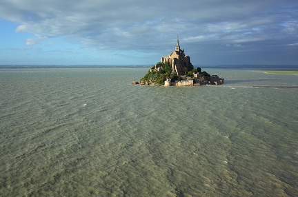 Le Mont Saint-Michel à marée haute au soleil couchant