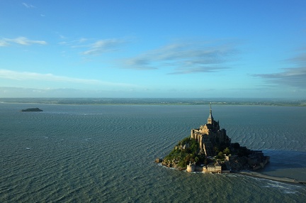 Le Mont Saint-Michel à marée haute au soleil couchant